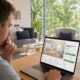 Person bucht nachdenklich eine Ferienwohnung am Laptop