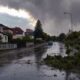 Wohnstrasse nach einem schweren Sommergewitter mit umgestuerztem Ast