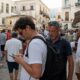 Belebter Altstadtplatz in Südeuropa voller Touristen
